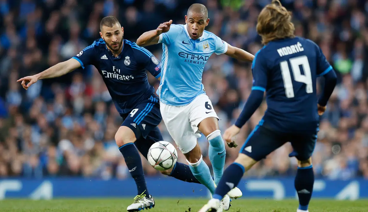 Gelandang Manchester City, Fernando berusaha melewati dua pemain Real Madrid pada leg pertama Semifinal Liga Champions di stadion Etihad, Inggris, (27/4). Real Madrid menahan imbang tuan rumah City dengan skor 0-0. (Reuters/Phil Noble)