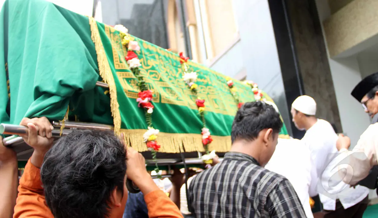 Keranda jenazah Mpok Nori saat akan dibawa ke masjid terdekat untuk disalatkan, Jakarta, Jumat (3/4/2015). Rencananya almarhumah Mpok Nori akan dimakamkan di TPU Pondok Rangon. (Liputan6.com/Helmi Afandi)