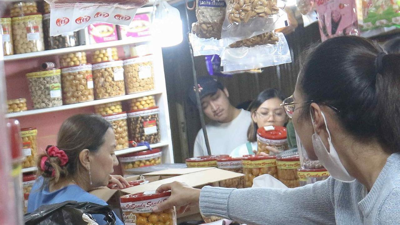Jenis kue kering yang dijual beraneka macam bentuk dan rasa. Liputan6.com/Herman Zakharia