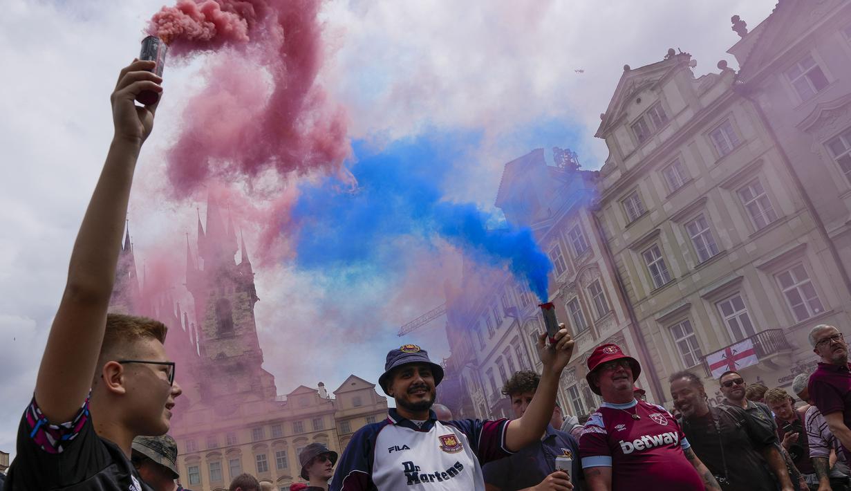 Sejumlah pendukung West Ham memadati Old Town Square menjelang laga final UEFA Conference League 2022/2023 di Praha, Republik Ceska, Rabu (07/06/2023). (AP Photo/Darko Bandic)