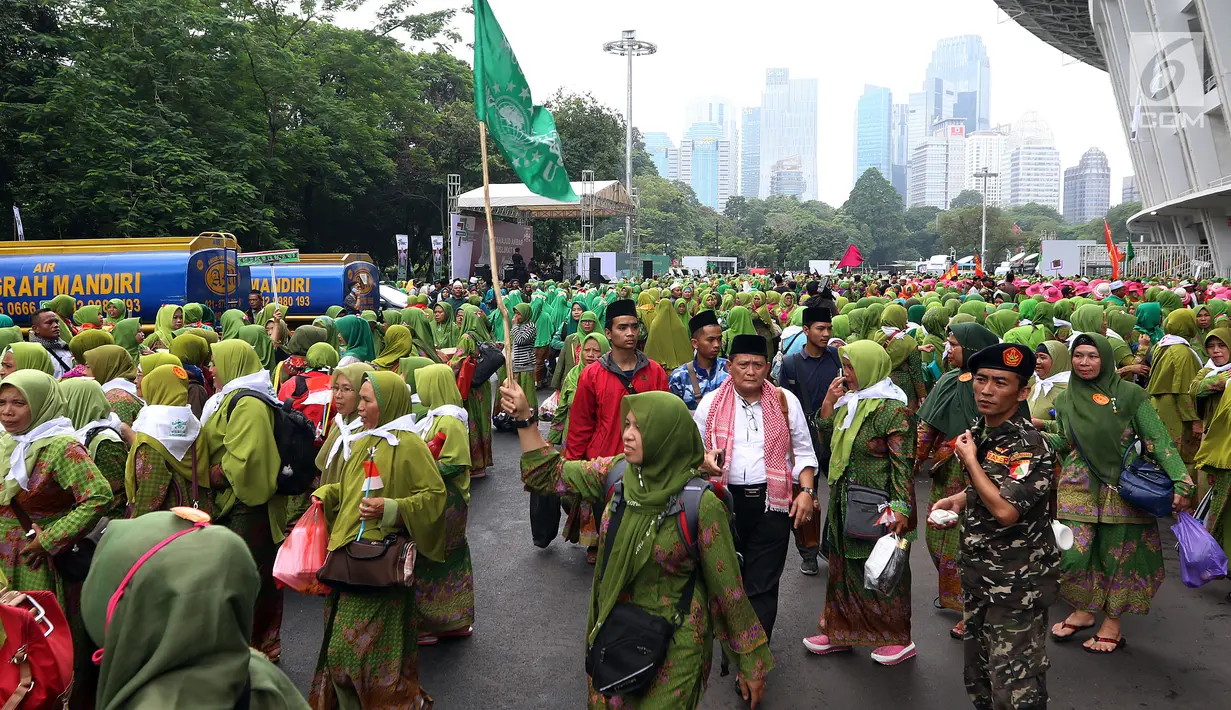 Ribuan kader Muslimat NU bersiap memasuki SUGBK untuk menghadiri Harlah ke-73 Muslimat NU di Jakarta, Minggu (27/1). Selain kader, acara ini juga turut dihadiri Presiden Joko Widodo atau Jokowi dan sejumlah tokoh. (Liputan6.com/JohanTallo)