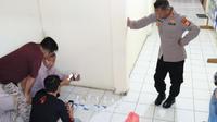 Anggota Polres Toraja Utara tes urin (Liputan6.com/Fauzan)