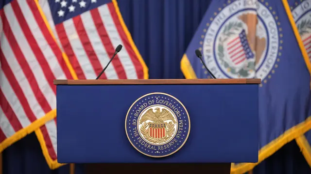 Logo Bank Sentral Amerika Serikat (AS) atau Federal Reserve (The Fed) di Washington. (AP Photo/Mark Schiefelbein)