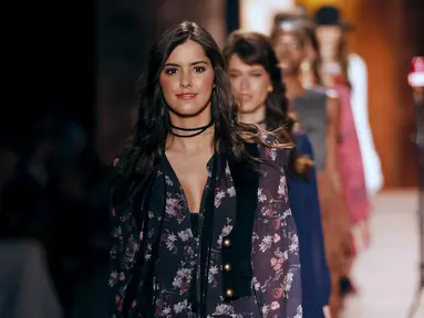 Miss Universe 2014, Paulina Vega berjalan di atas catwalk memperagakan busana milik desainer Falabella gang pada acara fashion Colombiamoda di Medellin, Kolombia (28/7/2015). (REUTERS/Fredy Builes)
