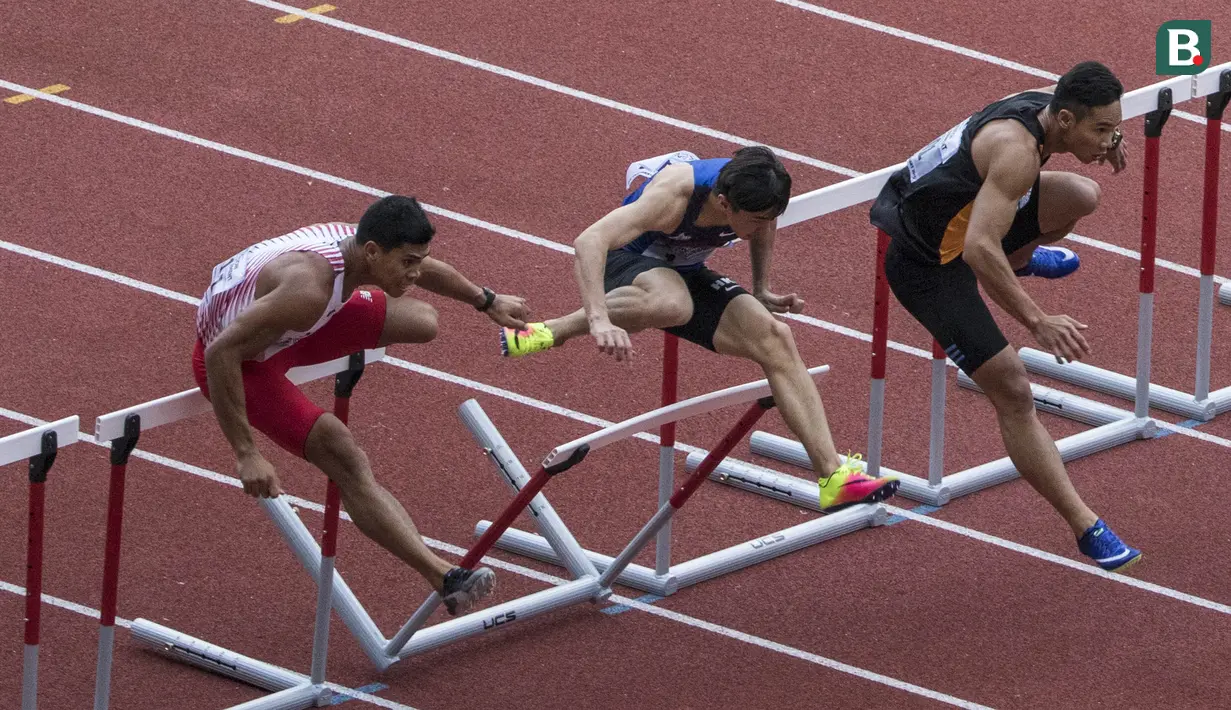 Pelari Indonesia, Rio Maholtra, melompat saat mengikuti Invitation Tournament cabang atletik nomor 110 meter lompat gawang di SUGBK, Jakarta, Minggu (11/2/2018). Event ini merupakan pemanasan jelang Asian Games 2018. (Bola.com/Vitalis Yogi Trisna)
