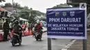 Pemberitahuan PPKM Darurat terpasang saat penyekatan di kawasan Lampiri, Kalimalang, Jakarta, Senin (5/7/2021). Penyekatan ini akan berlangsung selama 24 jam saat masa PPKM Darurat. (merdeka.com/Iqbal S. Nugroho)