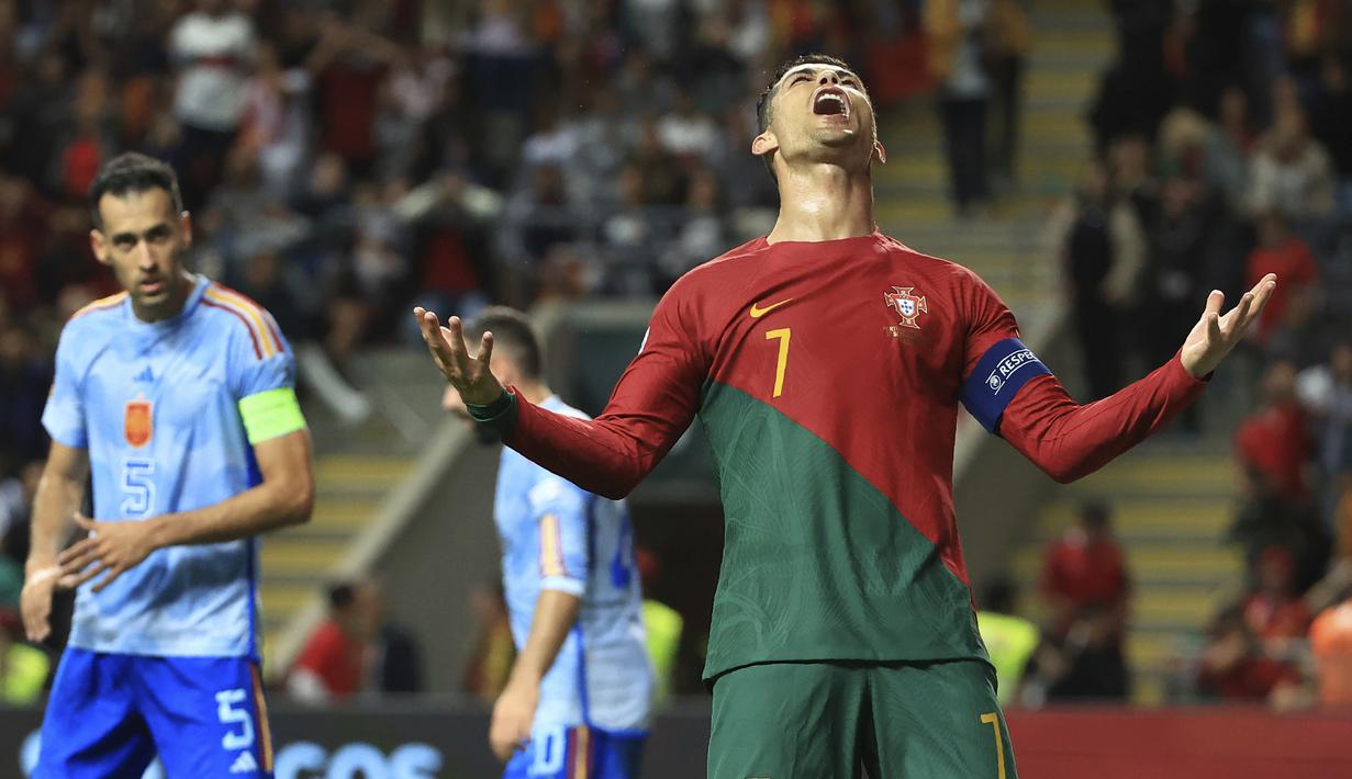 Cristiano Ronaldo. Striker Timnas Portugal berusia 35 tahun yang sejak awal musim 2021/2022 kembali memperkuat Manchester United ini menjadi salah satu pemain aktif dengan koleksi gol terbanyak di ajang Piala Dunia dengan 7 gol dari total 17 laga dalam 4 edisi Piala Dunia. Rinciannya adalah masing-masing 1 gol dicetaknya pada Piala Dunia 2006, 2010 dan 2014, ditambah 3 gol lagi pada edisi terakhir di Rusia 2018 lalu. (AP/Luis Vieira)