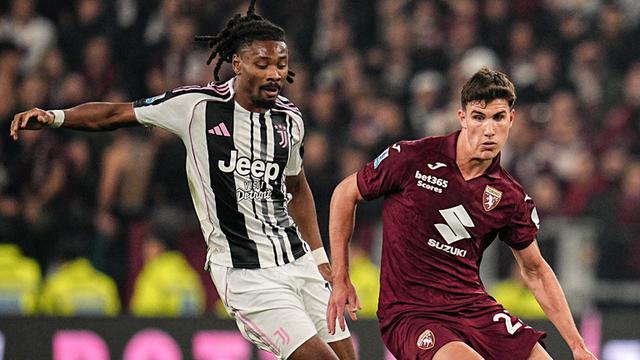 Gelandang Juventus, Khephren Thuram, berebut bola dengan pemain Torino, Cesare Casadei
