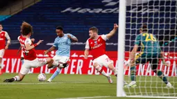 Penyerang Manchester City, Raheem Sterling berusaha menembak bola ke gawang selama pertandingan semifinal Piala FA di Wembley di London, Inggris, Sabtu, (18/7/2020). Di final, Arsenal akan menunggu pemenang duel semifinal kedua antara Chelsea melawan Manchester United. (AP Photo/Matt Childs,Pool)