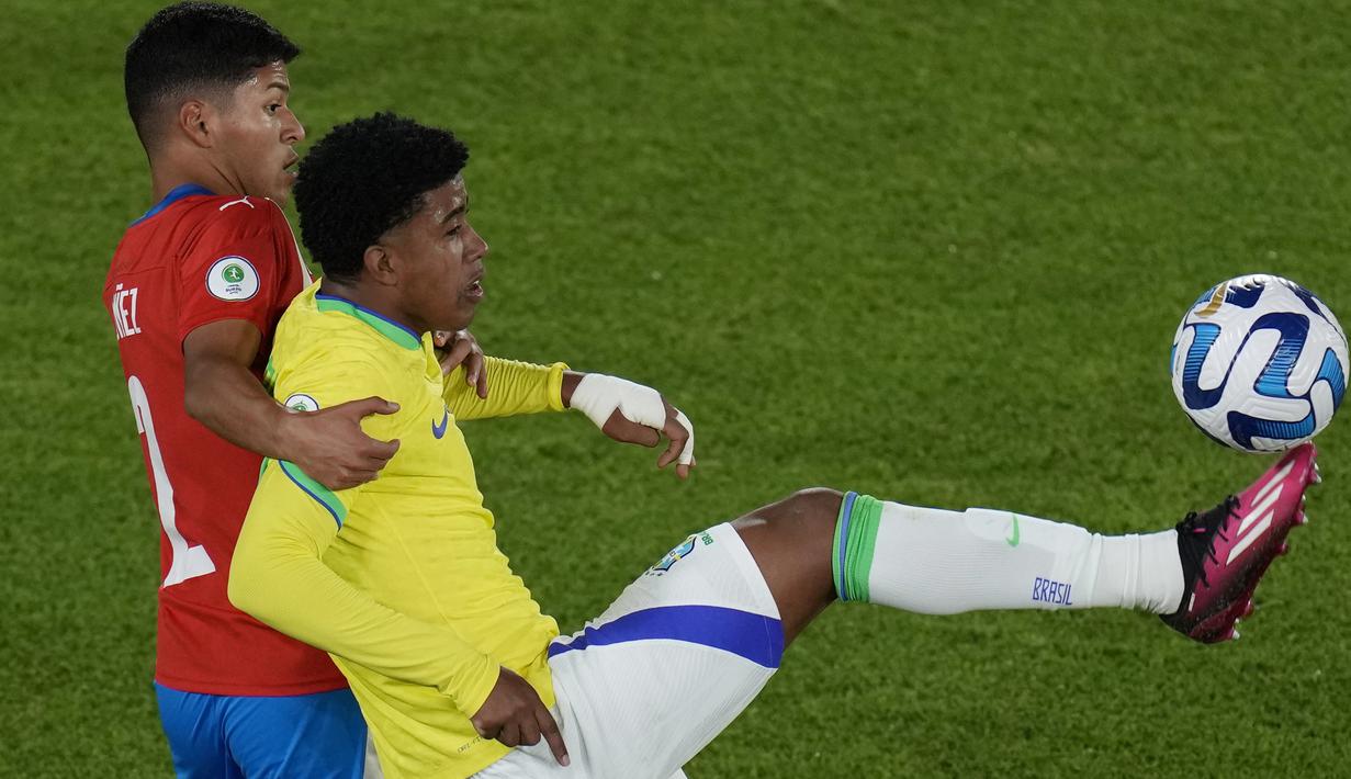 Sukses Brasil memastikan lolos ke putaran final Piala Dunia U-20 tak lepas dari ketajaman seorang Andrey Santos (kanan), pemain yang baru saja didatangkan Chelsea dari Vasco da Gama pada bursa transfer Januari 2023, yang hingga kini telah membukukan 5 gol sejak putaran pertama kualifikasi. (AP Photo/ Fernando Vergara)