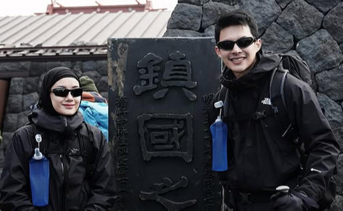 Rayakan Anniversary ke-5, Potret Dinda Hauw dan Rey Mbayang Taklukkan Gunung Fuji