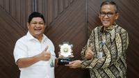 Direktur Kepesertaan BPJAMSOSTEK Zainudin dan Sekretaris Jendral Kemlu Cecep Herawan.