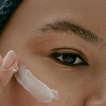 Beberapa langkah skincare berikut dapat membantu membuat wajah terlihat lebih segar setelah kurang tidur (Sumber: Pexels.com)