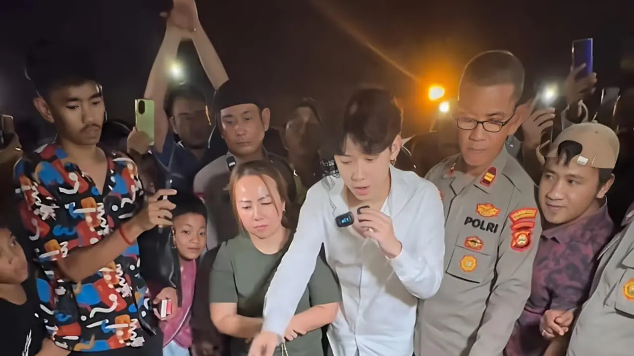 Video rendang 200 kg yang dimasak selebgram Willie Salim yang ludes diambil warga Palembang dalam waktu 15 menit. Konten ini pun berbuntut panjang. (Tangkapan layar)