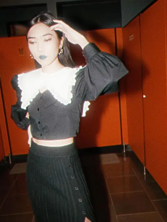 Penggemar gaya vintage dengan kemeja berkerah ekstra bisa terlihat edgy dengan rok knit dan lipstik warna gelap (Foto: Instagram @isyanasarasvati)