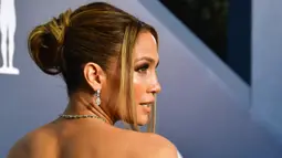 Aktris dan penyanyi Jennifer Lopez menghadiri ajang Screen Actors Guild Awards atau SAG Awards 2020 ke-26 di Shrine Auditorium Los Angeles, Minggu (19/1/2020). JLo menata rambutnya ke belakang dengan sedikit helaian dibiarkan jatuh membingkai wajahnya. (Frederic J. Brown/AFP)