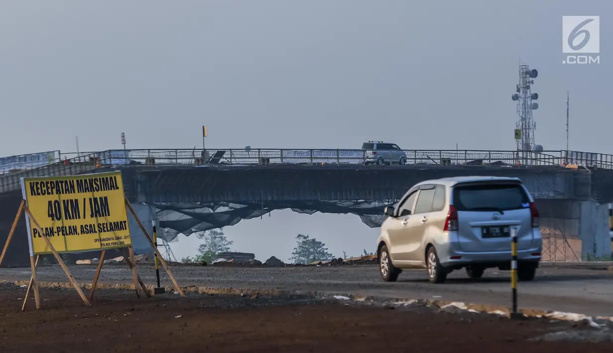 Pengendara mobil memasuki pintu masuk tol fungsional (tol darurat) Pemalang - Batang di Pemalang, Jumat (30/6). Jalan tol darurat ini dibuka kembali untuk arus balik dengan memberlakukan sistem one way atau satu arah. (Liputan6.com/Faizal Fanani)