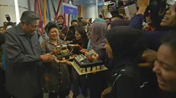 Presiden SBY didampingi Ibu Ani memotong kue ulang tahun ketika mendapatkan kejutan dari sejumlah wartawan kepresidenan di sela-sela acara Peresmian Pusat Kesehatan Ibu dan Anak RSCM Kiara di Jakarta, (9/9/14). (ANTARA FOTO/Widodo S.Jusuf)