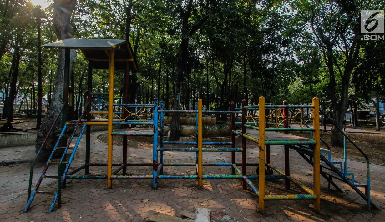 Fasilitas bermain anak terlihat di Taman Puring, Jakarta, Jumat (28/9). Pemprov DKI Jakarta akan melakukan revitalisasi Taman Puring yang mulai tak terawat pada tahun ini. (Liputan6.com/Faizal Fanani)