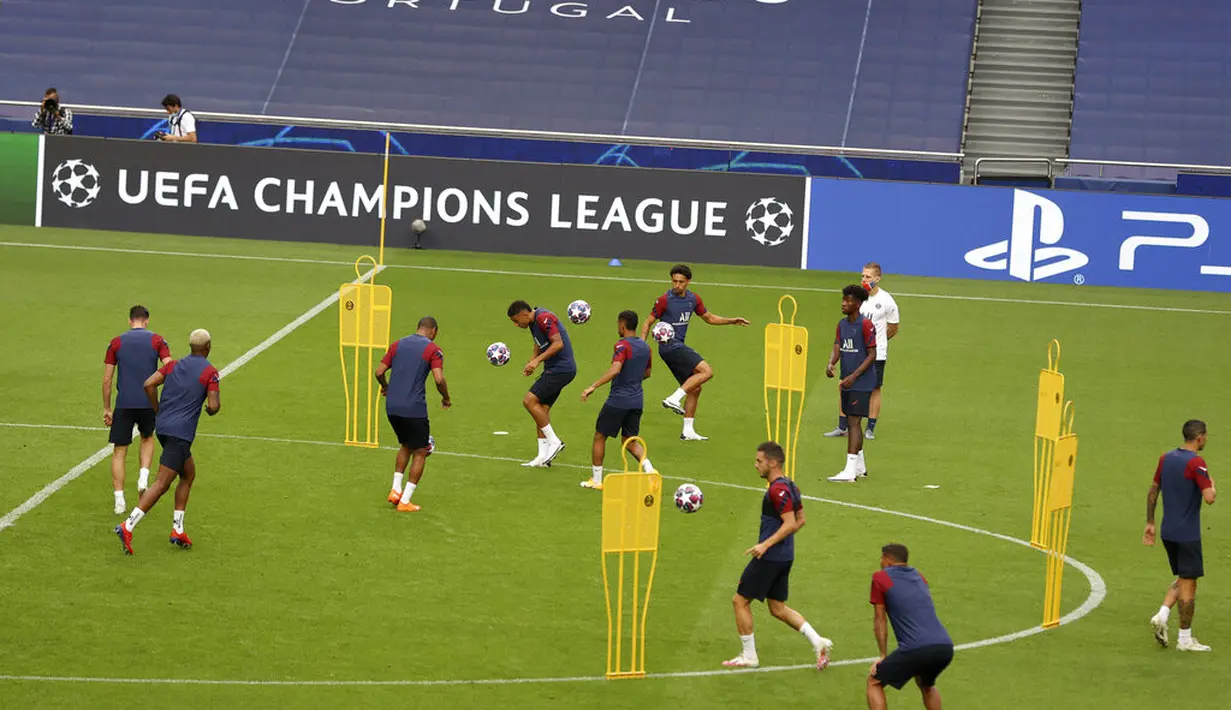 Para pemain PSG saat mengikuti sesi latihan di stadion Luz di Lisbon, Selasa (11/8/2020). PSG akan bertanding melawan Atalanta pada perempat final Liga Champions di stadion Da Luz, Lisbon, Portugal. (Rafael Marchante/Pool via AP)