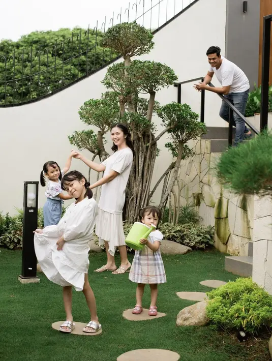 Ia selalu hadirkan detail pada penampilannya. Dress dengan detail pleats menghadirkan tampilan yang tidak membosankan. [Foto: Instagram/ Tyara Renata]