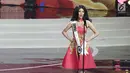 Finalis Puteri Indonesia asal Jambi saat tampil pada Malam Puncak Puteri Indonesia 2018 di JCC, Jakarta, Jumat (9/3). 39 perempuan cantik dan berbakat dari 34 provinsi yang berebut mahkota dan selempang juara. (Liputan6.com/Herman Zakharia)