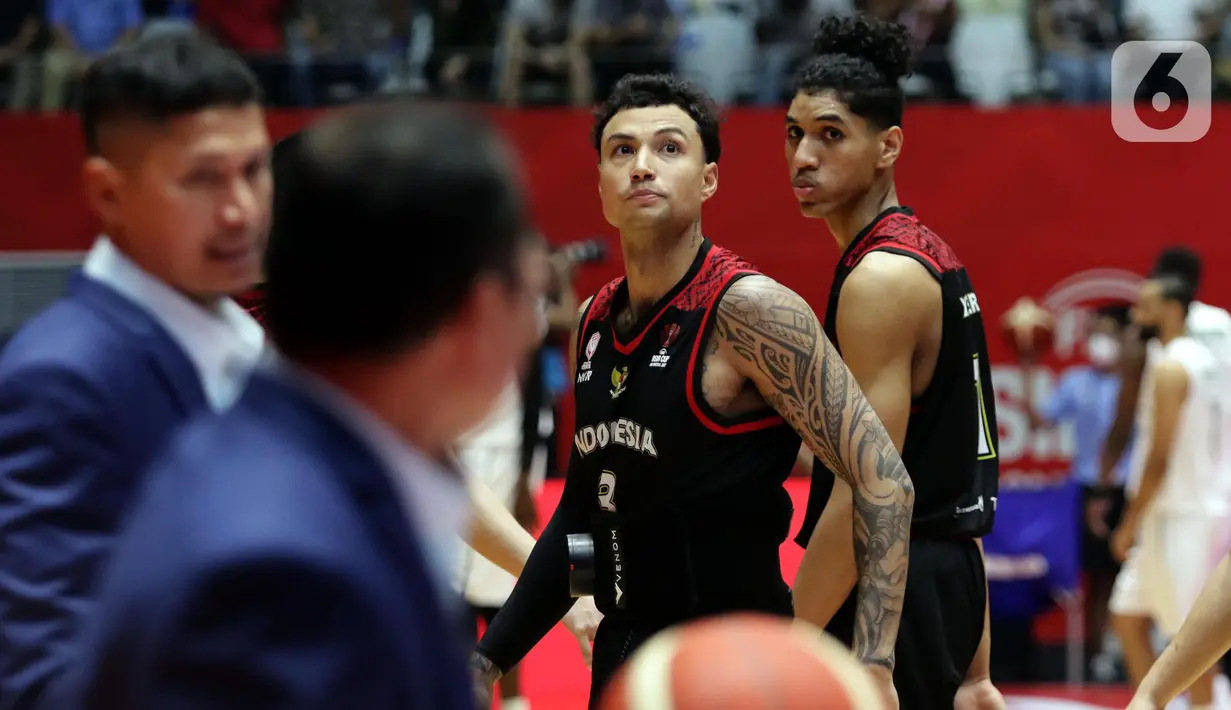 Pebasket Timnas Indonesia, Derrick Michael Xavierro (kanan) dan Brandon van Dom Jawato bersiap melawan Arab Saudi pada Grup A FIBA Asia Cup 2022 di Istora Senayan, Jakarta, Selasa (12/7/2022). Kemenangan ini membuka peluang Indonesia lolos ke delapan besar, jika berhasil menang melawan Yordania di laga berikutnya. (Liputan6.com/Helmi Fithriansyah)