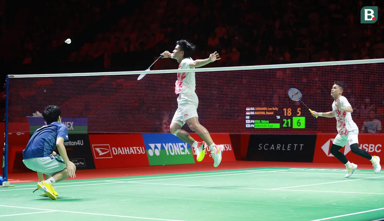 <p>Pebulutangkis ganda putra Indonesia, Leo Rolly Carnando/Daniel Marthin bertanding melawan pebulutangkis ganda putra Jepang, Takuro Hoki/Yugo Kobayashi pada laga semifinal Indonesia Masters 2023 di Istora Senayan, Jakarta, Sabtu (28/01/2023). Leo/Daniel menang dengan skor 18-21, 21-17, 21-3. (Bola.com/M. Iqbal Ichsan)</p>