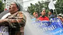 Nelayan perempuan membawa jaring sebagai bentuk penolakan terhadap reklamasi teluk Jakarta, Kamis (28/1/2016). Mereka menyampaikan kekhawatirannya terhadap reklamasi yang bisa menyulitkan mencari ikan. (Liputan6.com/Yoppy Renato)