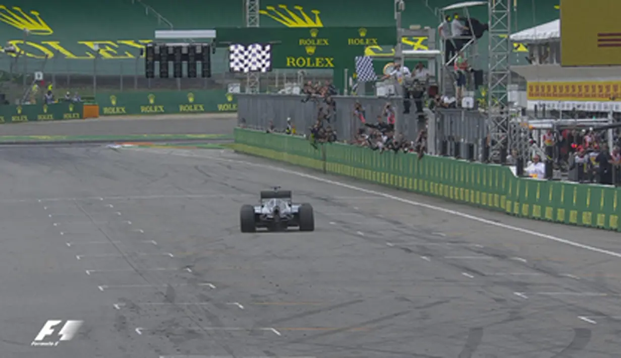Pebalap Mercedes, Lewis Hamilton, saat finis pertama balapan F1 GP Jerman di Sirkuit Hockenheim, (31/7/2016). Ini adalah kemenangan empat kali beruntun Lewis Hamilton musim ini. (Bola.com/Twitter/F1)