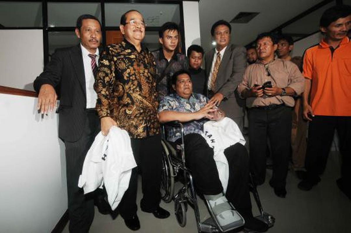 Bersama anaknya, Zulkarnaen Djabar jalani sidang perdana