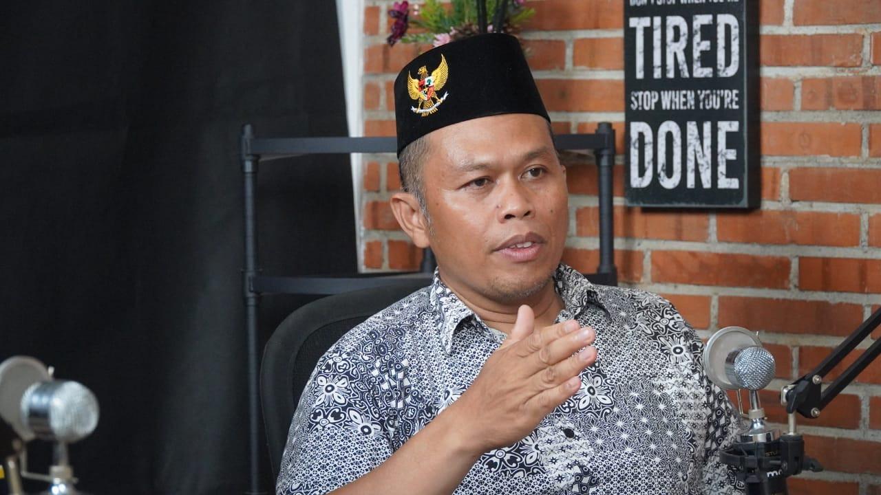 Direktur Rumah Politik Indonesia Fernando Emas mengingatkan politikus PDIP Deddy Sitorus dan juga kader PDIP lainnya soal usul mengembalikan Polri ke TNI dan dibawah Kementerian Dalam Negeri (Kemendagri).