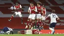 Striker Tottenham Hotspur, Harry Kane, melepaskan tendangan bebas saat melawan Arsenal pada laga Liga Inggris di Stadion Emirates, Minggu (14/3/2021). Arsenal menang dengan skor 2-1. (Julian Finney/Pool via AP)