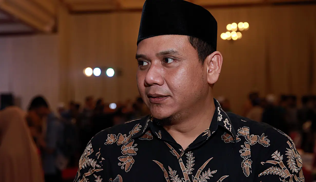 Keinginan menjadi lebih Islami, Fadly tidak berniat meninggalkan dunia musik. Meski musik menjadi perdebatan para ulama. Baginya, musik dijadikan sebagai syiar. (Deki Prayoga/Bintang.com)