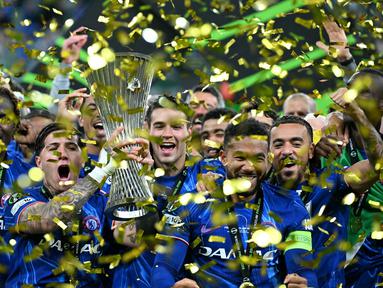 Para pemain Chelsea merayakan trofi UEFA Conference League usai memenangi laga final melawan Real Betis di Tarczynski Arena, Wroclaw, Polandia, Rabu 28 Mei 2025 waktu setempat atau Kamis (29/5/2025) dini hari WIB. (Sergei GAPON/AFP)