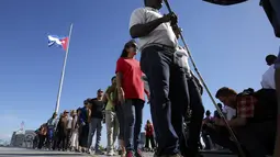 Antrean panjang warga Kuba untuk memberikan penghormatan kepada mendiang Fidel Castro di Lapangan Revolusi di Havana, Kuba, Senin (28/11). (REUTERS / Carlos Barria)