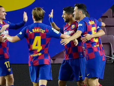 Para pemain Barcelona merayakan gol yang dicetak oleh Luis Suarez ke gawang Espanyol pada laga La Liga di Stadion Camp Nou, Rabu (8/7/2020). Barcelona menang 1-0 atas Espanyol. (AFP/Lluis Gene)