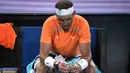 Petenis Spanyol, Rafael Nadal, tampak kecewa usai ditaklukkan petenis Amerika Serikat, Mackenzie McDonald, pada Australian Open 2023 di Melbourne Park, Rabu (18/1/2023). Nadal kalah 6-4, 6-4, 7-5 dari Mackenzie. (AP Photo/Dita Alangkara)