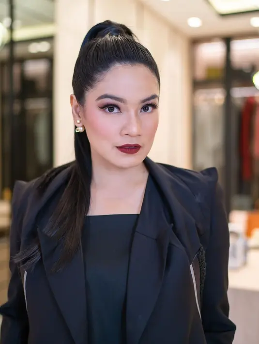 Rambut panjang identik dengan gaya feminin, namun tak menutup kemungkinan bergaya fierce dan boyish dengan bantuan riasan (Foto: Instagram @titi_kamall)