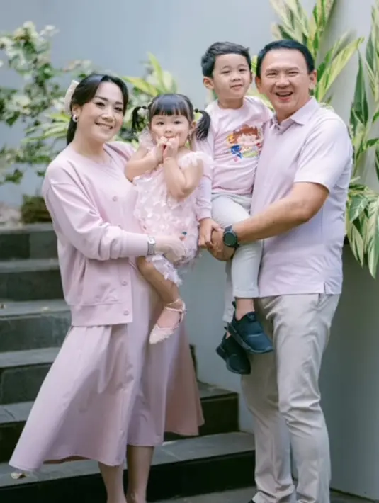 <p>Puput juga tampil serba pink yang kompak bersama keluarganya. Puput mengenakan dress dipadukan cardigannya. [@btpnd]</p>