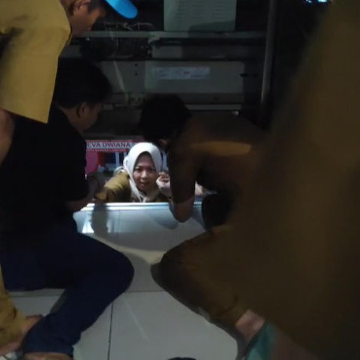 Pegawai Pemkot Bandar Lampung Terjebak Lift