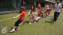 Sejumlah siswa mengikuti lomba tarik tambang di pelataran Jakarta Intercultural School (JIS) Pattimura, Jakarta, Rabu (24/8). Peringatan HUT RI dimeriahkan oleh siswa JIS dengan mengadakan sejumlah perlombaan. (Liputan6.com/Gempur M Surya)