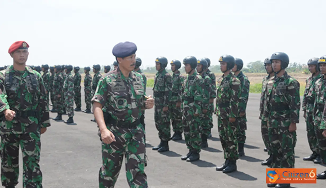 Citizen6, Surabaya: Sebanyak 59 orang mantan siswa Dikpaska angkatan ke-35 dan Dik Taifib angkatan ke-37 2010 berhak mendapatkan brevet terjun bebas. (Pengirim: Penkobangdikal).