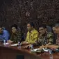 Jajaran direksi Telkom bersama Menkominfo Rudiantara saat konferensi pers terkait gangguan satelit Telkom 1 di Kantor Kemkominfo, Jakarta, Rabu (30/8/2017). (Liputan6.com/Andina Librianty)