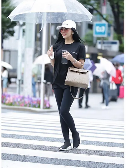 "Aku lebih nyaman begini. Tapi kontrakku sampai Februari 2018. Ada iklan juga nanti di India enggak boleh pakai hijab. Makanya aku pusing sih," ucap mantan rekan duet Anang Hermansyah ini. (Instagram/princessyahrini)