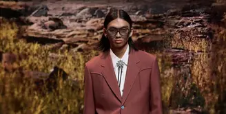 Berlaga di Paris Fashion Week, Raihan tampil mempresentasikan koleksi AW 24 Louis Vuitton. Ia tampak mengenakan jas bernuansa bata yang begitu edgy. [Foto: Instagram/ raihanfahrizal_]