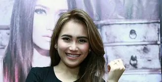 Beberapa hari belakangan, beredar foto kemesraan Raffi Ahmad dan Ayu Ting Ting. Komentar dari para hater bermunculan. Ditengah beredarnya kabar tersebut, Ayu Ting Ting merilis single kelimanya, Kekasihku. (Adrian Putra/Bintang.com)