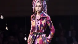 Model Gigi Hadid berjalan di catwalk menampilkan busana rancangan terbaru Marc Jacobs pada gelaran New York Fashion Week di New York, Kamis (15/9). Gigi mengubah penampilannya dengan wig mirip rambut gimbal berwarna-warni. (Angela WEISS/AFP)