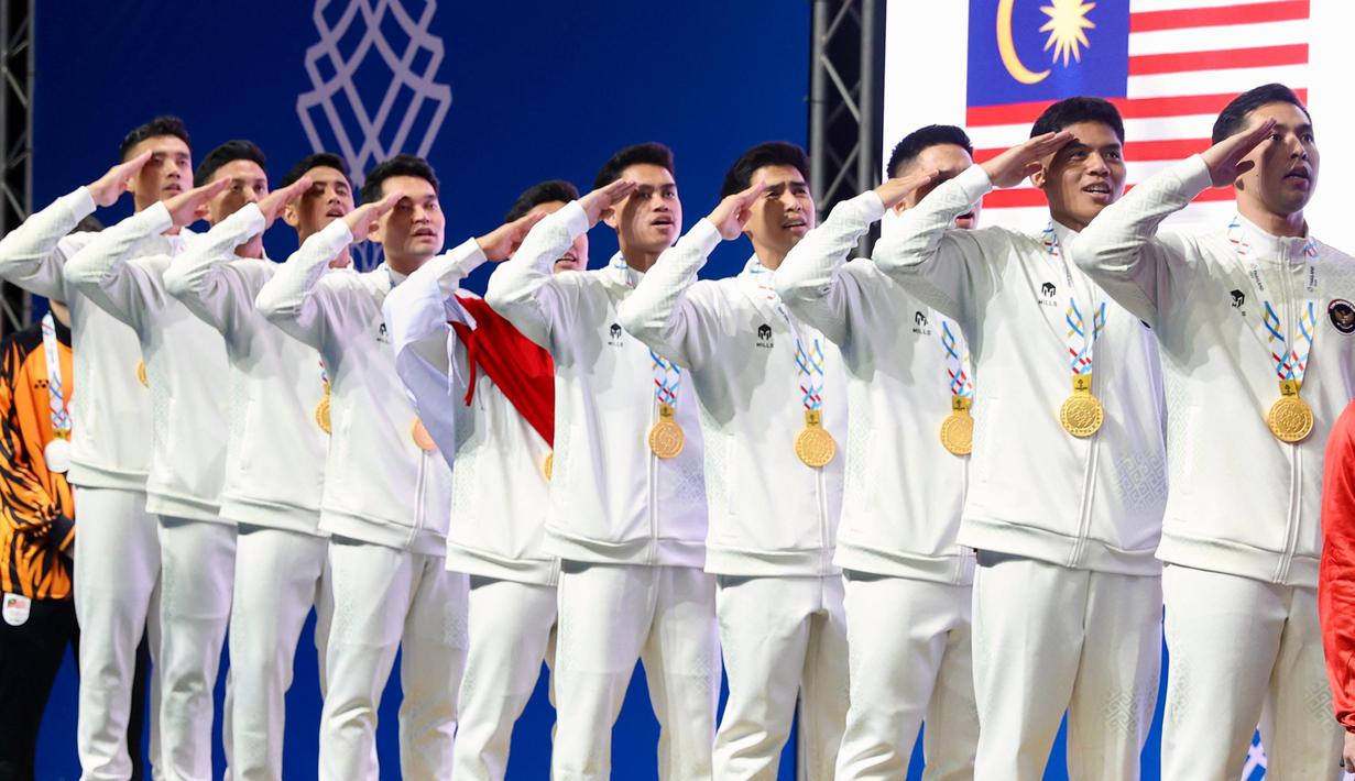 Tim Bulutangkis Putra Indonesia hormat kepada bendera merah putih pada saat berdiri di podium usai memastikan meraih medali emas di SEA Games Thailand 2025 di Gymnasium 4, Thammasat University Rangsit Campus, Pathum Thani, Rabu (10/12/2025). (Dok. PBSI)