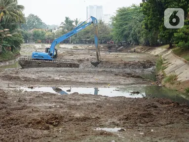 Petugas Sudin Sumber Daya Air (SDA) menggunakan alat berat untuk mengeruk lumpur yang mengendap di Setu Mangga Bolong, Jagakarsa, Jakarta, Rabu (2/9/2020). Pengerukan untuk meningkatkan fungsi setu sebagai tangkapan air, pengendali banjir dan penambahan daya tampung. (Liputan6.com/Immanuel Antonius)